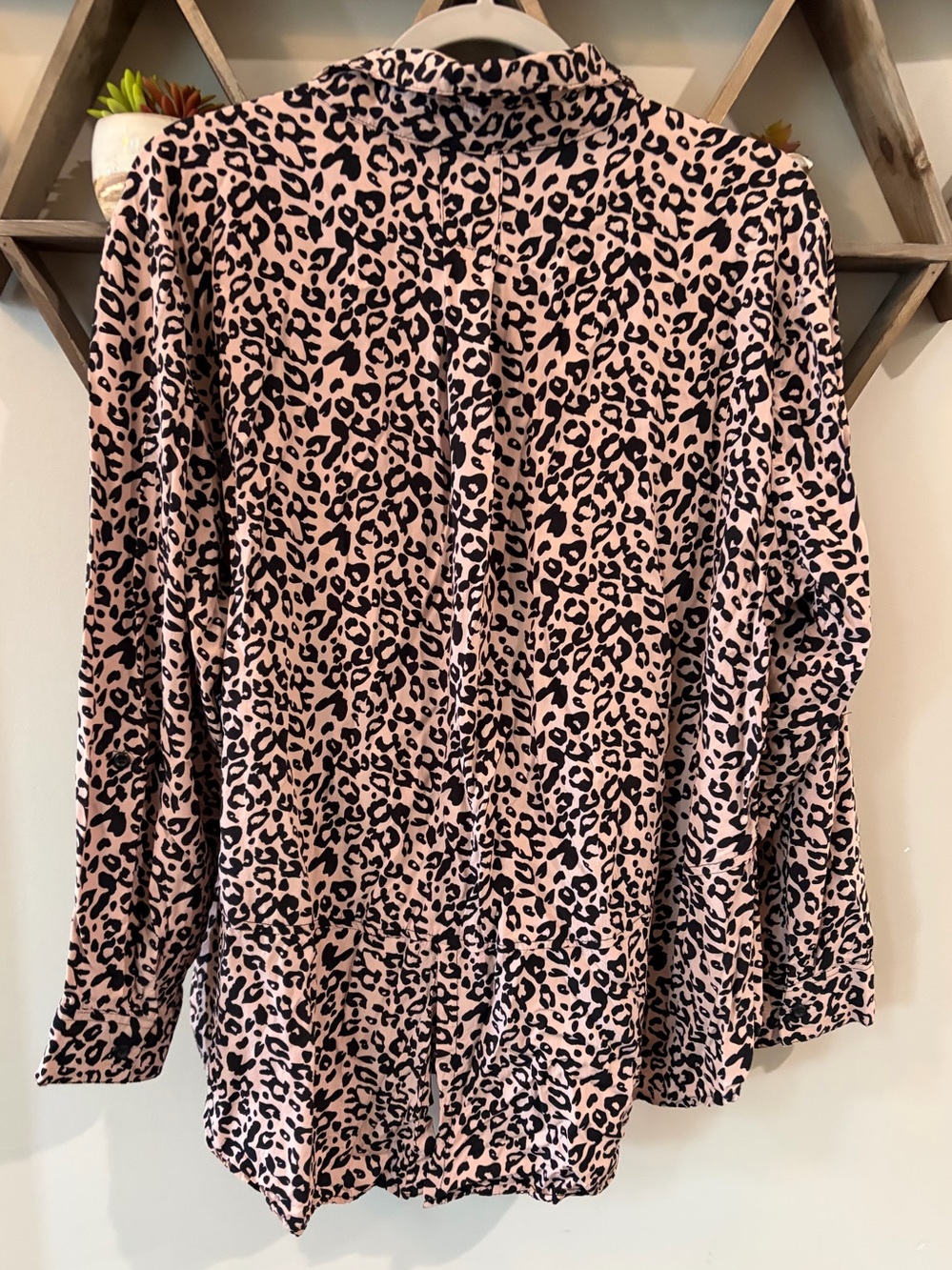 Alexander Jordan animal print flowy blouse. Size 1X. - Picture 2 of 4